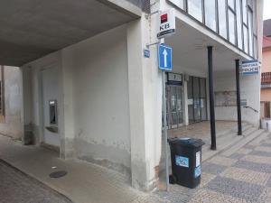 Odinstalování baknomatu KB z budovy č.p. 733 1